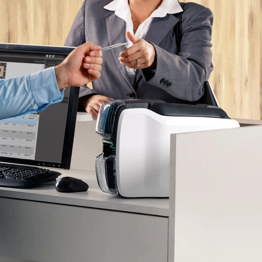 Impresora de Tarjetas Zebra ZC100 – Impresión Rápida y Segura para Credenciales Empresariales